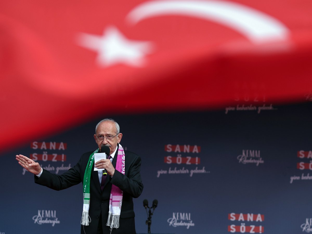 Kemal Kılıçdaroğlu: Bunlar kalırsa;

📌10 milyon sığınmacı daha Türkiye'ye gelecek,
📌Dolar 30 lira olacak,
📌Ekmek 10 lira olacak,
📌Kaçaklar suç makinesine dönüşecek, yağmalar başlayacak,
📌Şehirler sığınmacıların, mafyaların, çetelerin kontrolüne geçecek,
📌Genç kızlar…