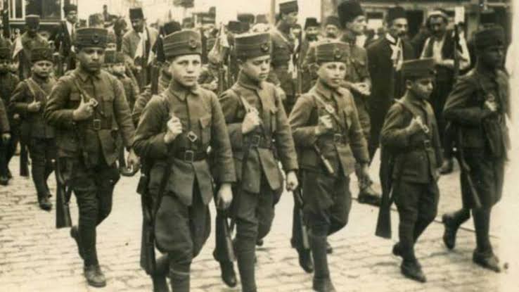 Yabancılara para ile vatandaşlık veren , Suriyelilere havadan vatandaşlık veren akp ye oy veren vatandaş! Şu alttaki 13 15 yaşındaki çocuk şehitlerden de mi utanmazsın?

 #ikinciturdabitirelim Ümit Özdağ Hüda par afgan kredi