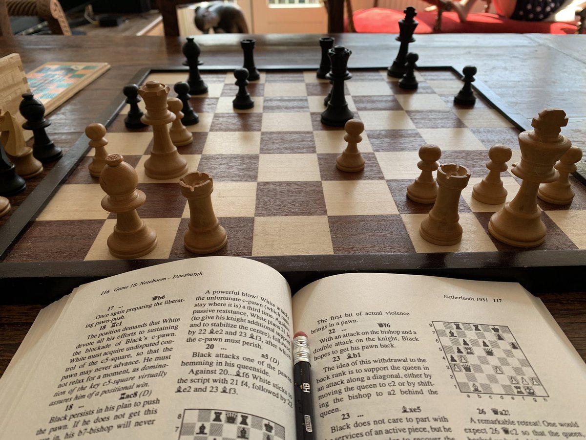 JWPlaysChess's tweet image. I am happy to analyse a game  (or more today) again after two busy working days. 
#chesspunks #chessbooks #chessstudy