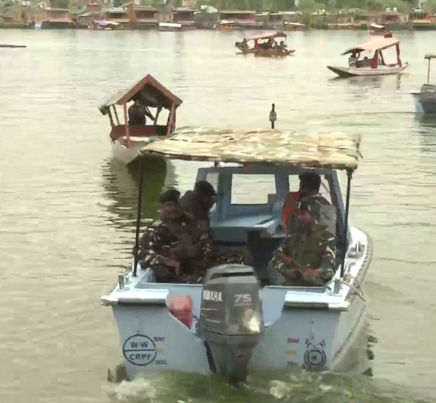 NationalTidings's tweet image. श्रीनगर (जम्मू-कश्मीर): मरीन कमांडो ने G-20 बैठक से पहले डल झील का दौरा किया और सुरक्षा का जायजा लिया। 
.
.
#Srinagar #marinecommandos #dallake #jammukashmir #JammuAndKashmir #jammu #india #NationalTidings