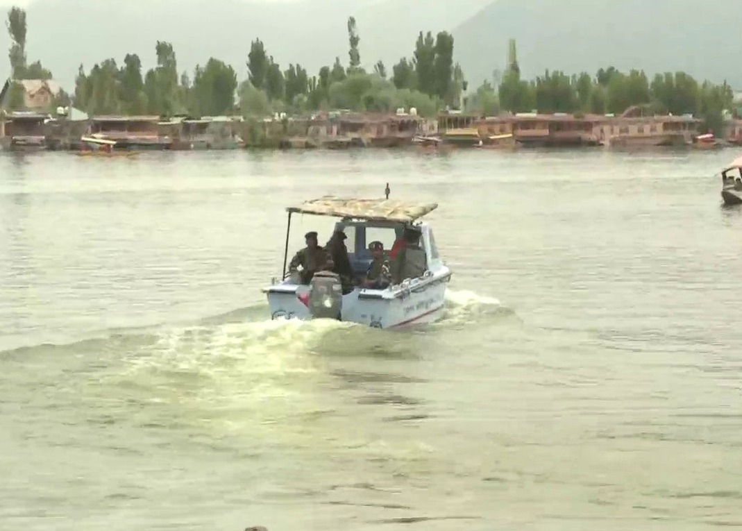 NationalTidings's tweet image. श्रीनगर (जम्मू-कश्मीर): मरीन कमांडो ने G-20 बैठक से पहले डल झील का दौरा किया और सुरक्षा का जायजा लिया। 
.
.
#Srinagar #marinecommandos #dallake #jammukashmir #JammuAndKashmir #jammu #india #NationalTidings