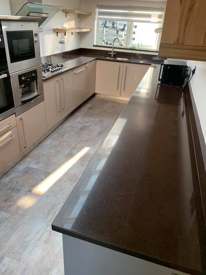 CJStonemasonry's tweet photo. These before and after photos show just what a difference a new worktop can make to a kitchen. We removed the old brown quartz and replaced it with Fugen Avalanche quartz.
https://t.co/sDQFR05pdf
#quartzworktops #DreamKitchen #WorktopReplacement #kitchendesign #kitcheninspo https://t.co/vb6VcXp02d
