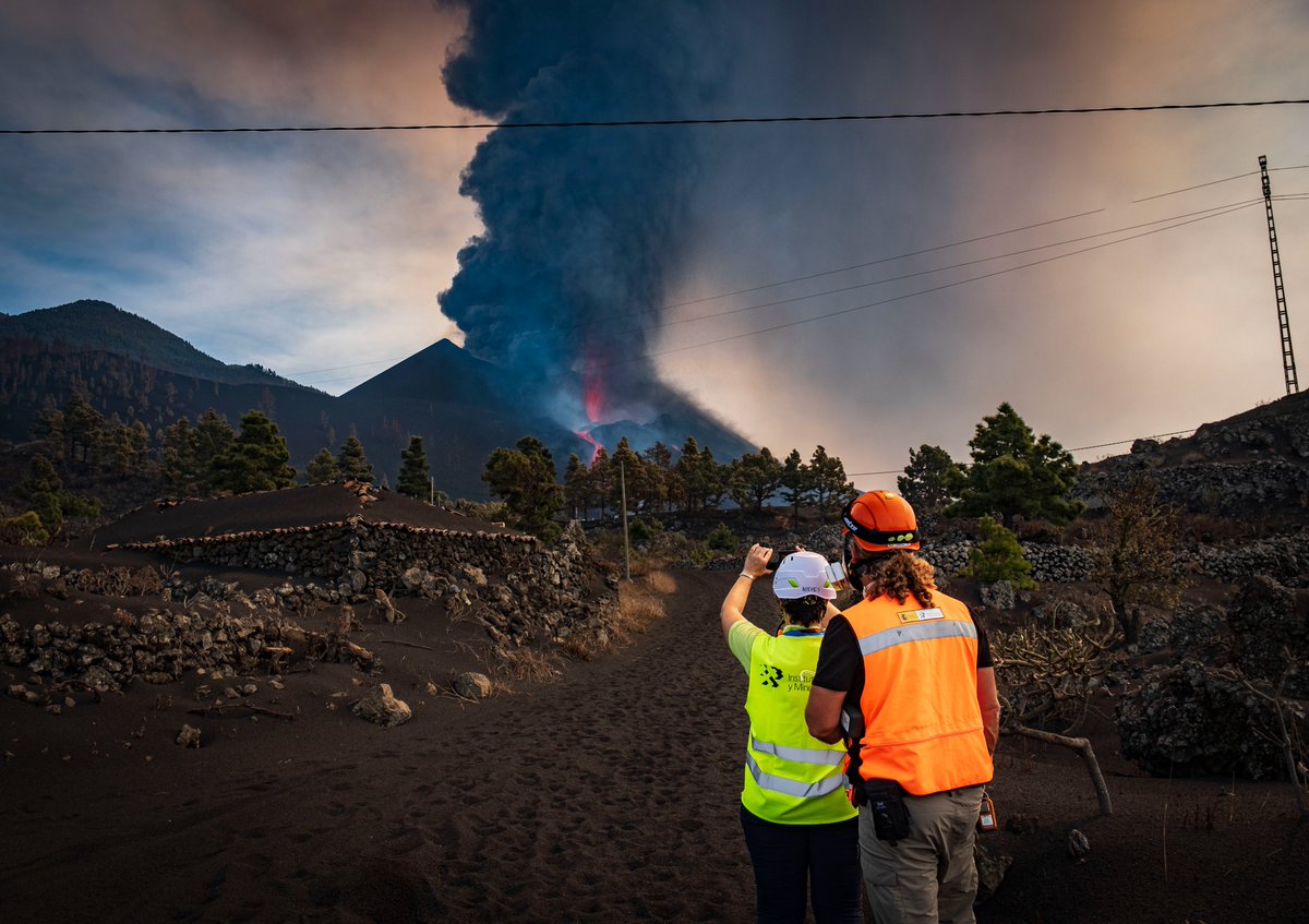 FundacionBBVA's tweet photo. El equipo de "Cronistas de una erupción" del @IGME1849 ha sido galardonado ex-aequo en la categoría de investigadores por "el trabajo ejemplar realizado en el contexto de una emergencia" como fue la erupción volcánica en La Palma en 2021. ¡Enhorabuena! https://t.co/06LBewQb0N