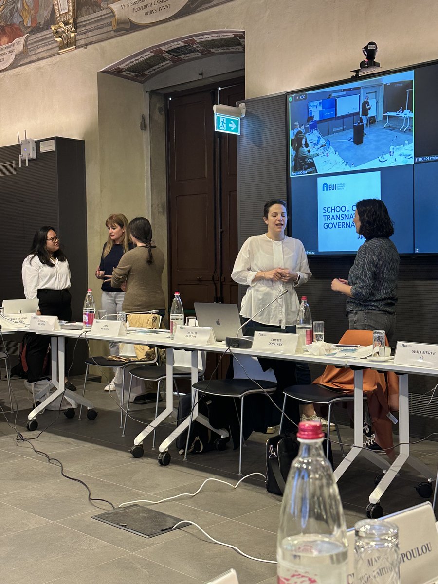 Day 3 of our Executive Training Seminar on Migration Communication Strategies: Effective Strategies to Depolarise Debate. <a href="/eoinlyoung/">Eóin Young</a>  @ICPiAnarratives leads participants in 'speed geeking' as they share ideas about challenges faced engaging the public on migration🤓 <a href="/STGEUI/">School of Transnational Governance</a>