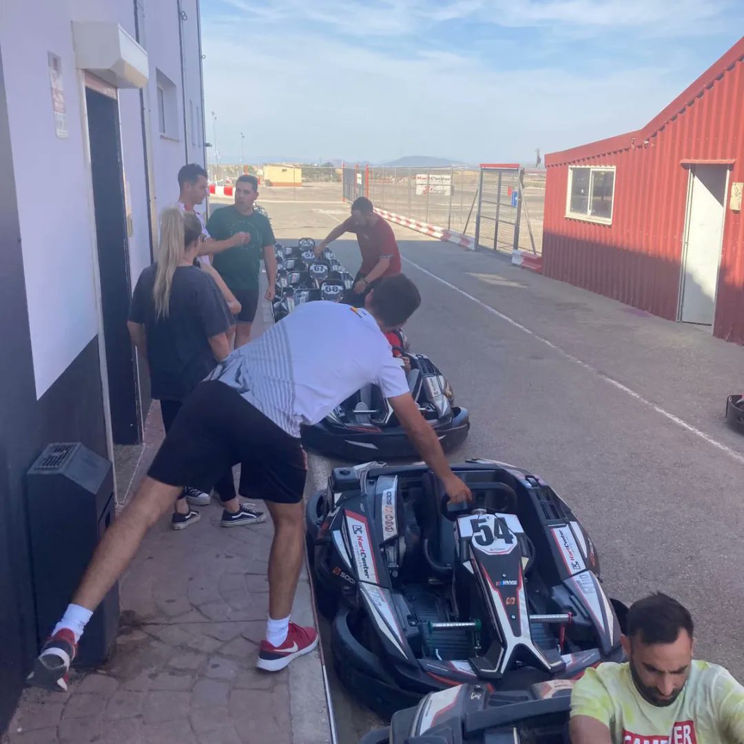 En la tarde del martes 22 vecinos de nuestro pueblo acudieron en bus al circuito de velocidad de Campillos. Para realizar la actividad de Karting totalmente gratis, dentro de las alternativas de ocio saludables que se proponen desde este Ayuntamiento.