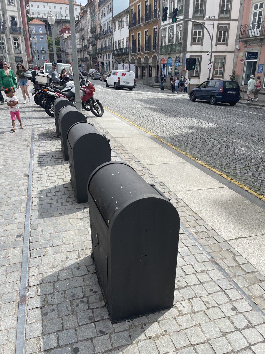 Dans beaucoup de villes dans le monde (ici 👇🏻 à Porto) il y a des bernes à 🗑️ dans les rues. Les habitants peuvent y déposer leurs ordures quand ils le souhaitent et le ramassage 🚛 peut être organisé plus facilement. Une inspiration pour Bruxelles? 

#bruxellespluspropre