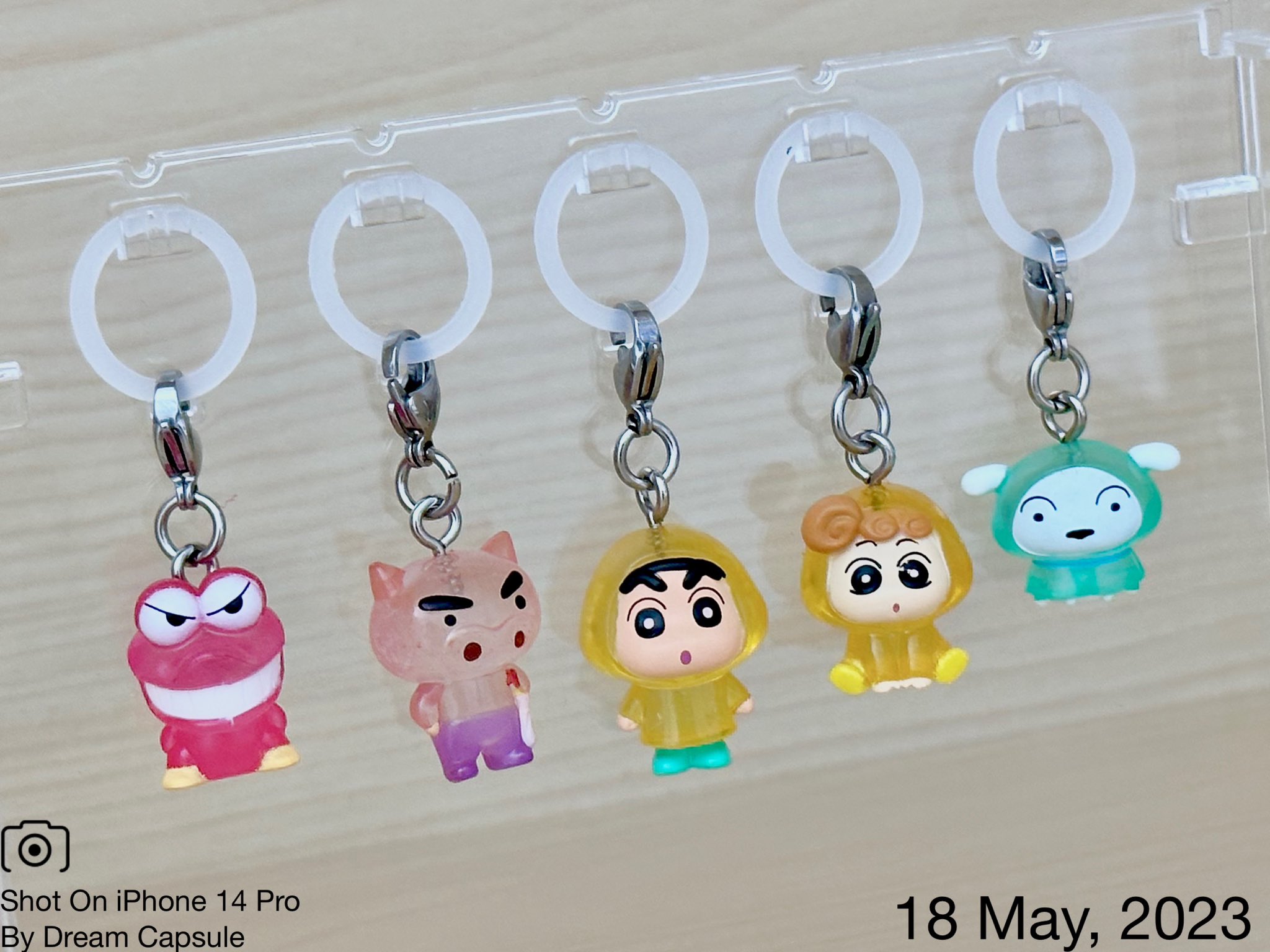 92%OFF!】 クレヨンしんちゃん ガチャガチャ めじるしアクセサリー