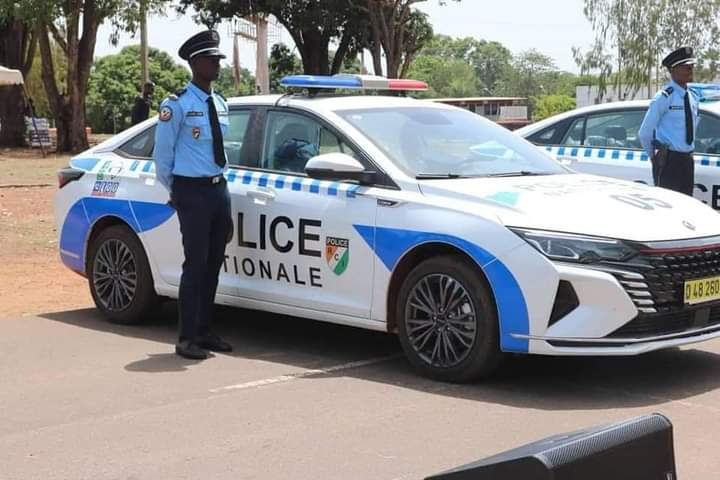 zapping_ci's tweet photo. Côte d’Ivoire : De nouvelles voitures de polices déployées à Korhogo pour la sécurisation de la population

#cotedivoire #CIV #ivoiriens #Afrique #abidjan #korhogo @Cotedivoire24 @CotedIvoireInfo @CotedivoireActu @Cotedivoireoff_ @CotedIvoire_off @Gouvci https://t.co/z7DcbVRoyb