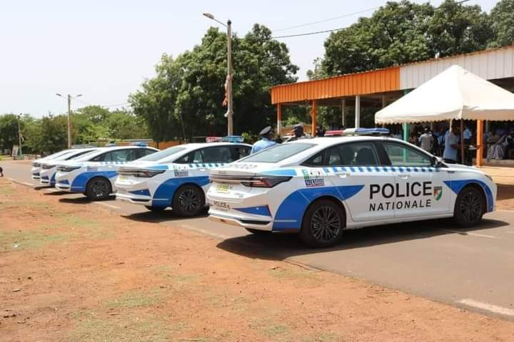 zapping_ci's tweet photo. Côte d’Ivoire : De nouvelles voitures de polices déployées à Korhogo pour la sécurisation de la population

#cotedivoire #CIV #ivoiriens #Afrique #abidjan #korhogo @Cotedivoire24 @CotedIvoireInfo @CotedivoireActu @Cotedivoireoff_ @CotedIvoire_off @Gouvci https://t.co/z7DcbVRoyb