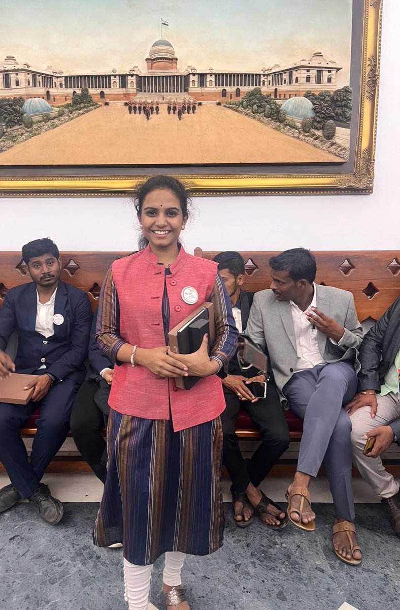 DivyaYspeaks's tweet photo. शपथ घ्यायला जायचं का...
@राष्ट्रपती_भवन...

#leadforchange❣️
#divyabhosale #divyayashwant #yincentralministry #delhiadhiveshan #latepost #RashtrapatiBhavan https://t.co/LRhgHfNIf9