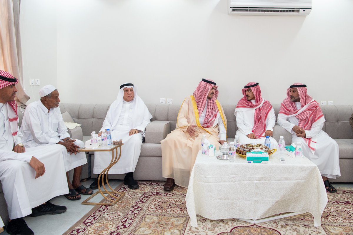 makkahregion's tweet photo. نائب أمير منطقة مكة
#بدر_بن_سلطان
يُقدّم تعازيه لذوي رجل الأمن محمد عبداللطيف العجلان، الذي استشهد خلال مداهمة أمنية لأحد أوكار تروّيج المخدرات في محافظة جدة
..عبّر سموه خلال زيارته لمنزل ذوي الفقيد عن فخر واعتزاز الوطن بعمله البطولي، سائلاً الله أن يتغمده بواسع رحمته https://t.co/DWCkrXOAH1