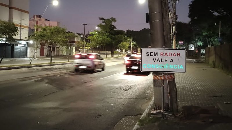 EPTC_POA's tweet image. 06h46 - ✅⚠️ Atenção motorista: 𝗦𝗲𝗺 𝗿𝗮𝗱𝗮𝗿, 𝘃𝗮𝗹𝗲 𝗮 𝗰𝗼𝗻𝘀𝗰𝗶𝗲̂𝗻𝗰𝗶𝗮! Respeite a vida e as normas de circulação no trânsito mesmo sem a necessidade do radar. 𝗡𝗢 𝗧𝗥𝗔̂𝗡𝗦𝗜𝗧𝗢, 𝗘𝗦𝗖𝗢𝗟𝗛𝗔 𝗔 𝗩𝗜𝗗𝗔! #FaçaSuaParte #EPTCéEducação