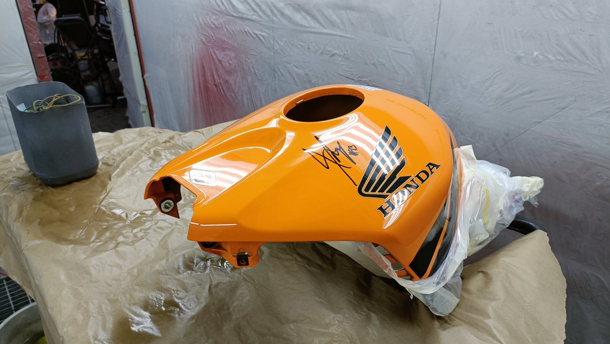 aiko_motor's tweet photo. ¡Nueva #chapaypintura del cubre depósito de una increíble #Honda #CBR1000 naranja! 🏍️🔥
Con #lacado para conservar la firma de @marcmarquez93  👏👏👏

#hondacbr #hondacbr1000 #motos #pintura #tallerdemotos #motogp #motoshonda #tallerchapaypintura #marcmarquez #taller #madrid https://t.co/wZy3zIUD3f
