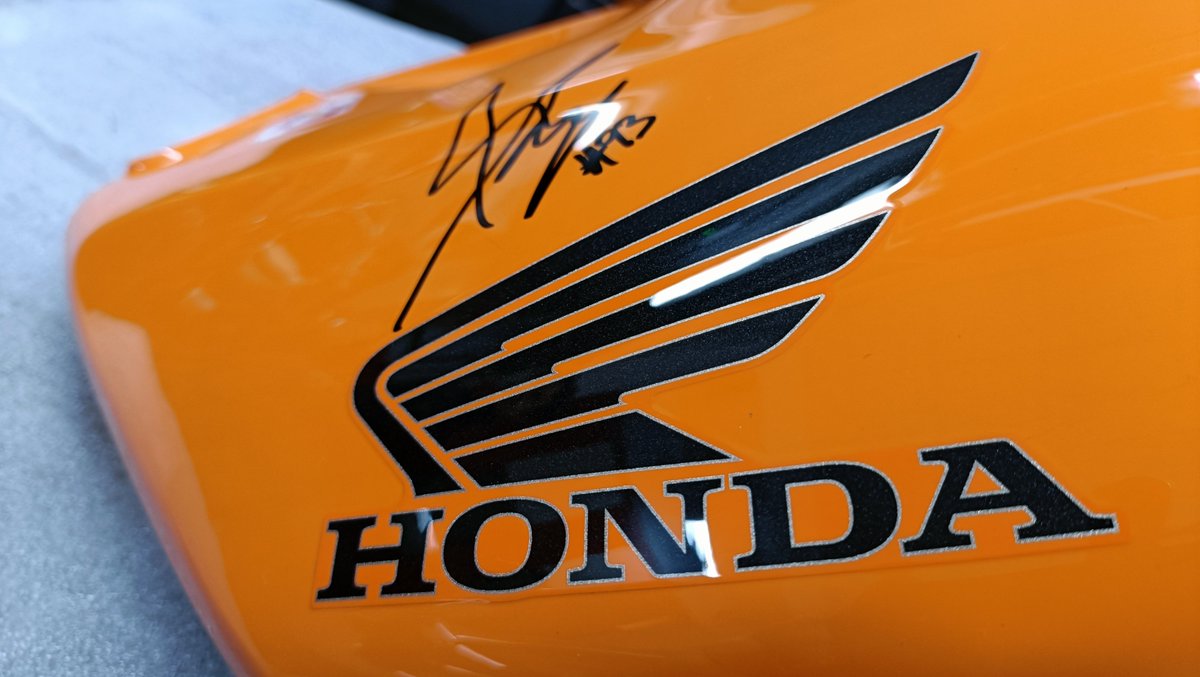 aiko_motor's tweet photo. ¡Nueva #chapaypintura del cubre depósito de una increíble #Honda #CBR1000 naranja! 🏍️🔥
Con #lacado para conservar la firma de @marcmarquez93  👏👏👏

#hondacbr #hondacbr1000 #motos #pintura #tallerdemotos #motogp #motoshonda #tallerchapaypintura #marcmarquez #taller #madrid https://t.co/wZy3zIUD3f