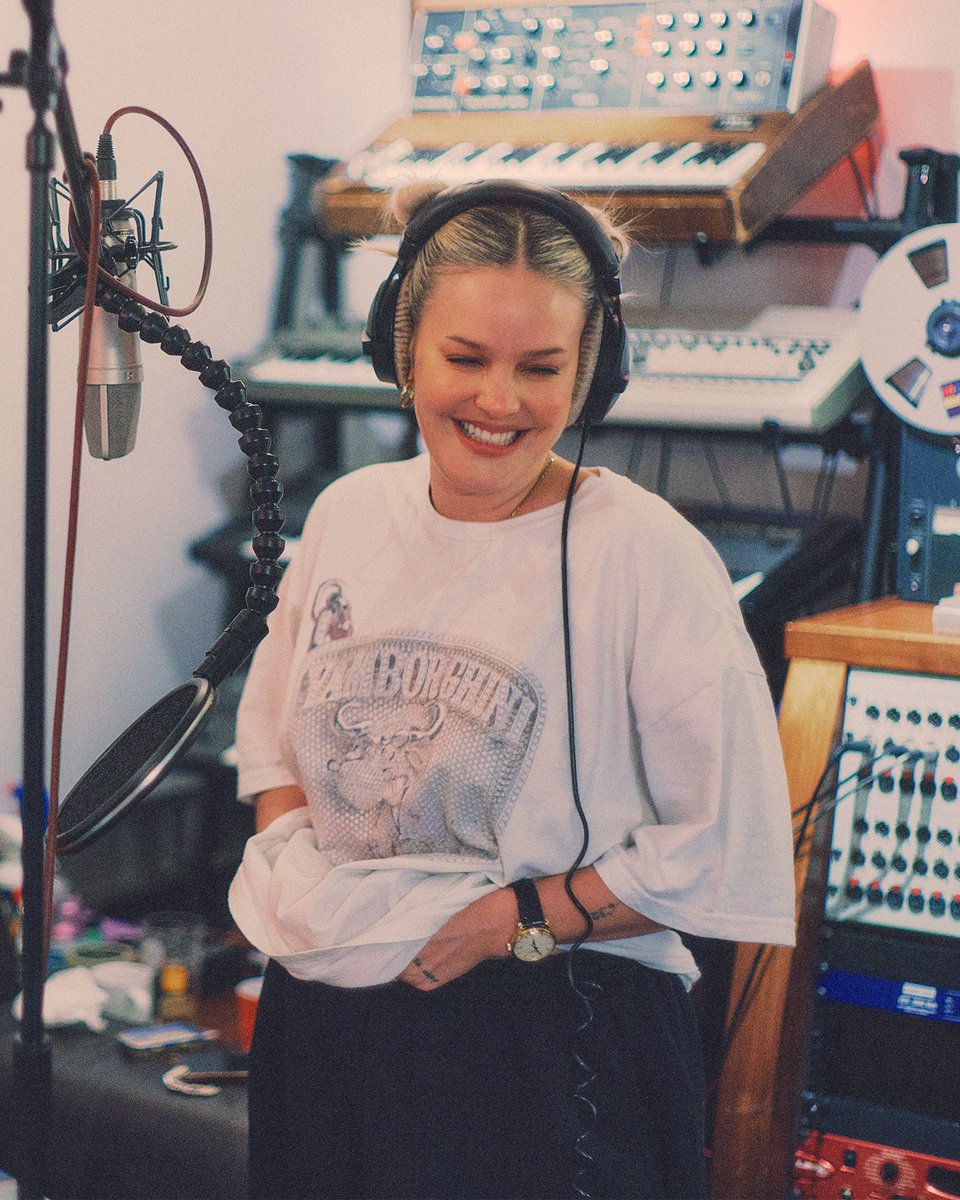 AnneMarie's tweet image. UNHEALTHY ft. @ShaniaTwain out at 6pm 🤠
I'll be chatting about the track on @BBCR1's Hottest Record with Clara Amfo ❤️  
anne-marie.lnk.to/Unhealthy-Sing…