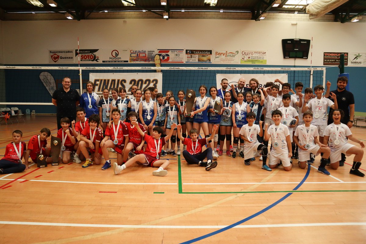 VoleiGalego's tweet photo. 📸 Non queríamos pechar estas #FinaisFGVB23 sen agradecer a todos e todas os que as fixéchedes posible, e que mellor que facelo cas nosas tradicionais fotos de familia!

🙏🏻 Un milleiro de grazas!

@gadis  @depo_es  @c_aestrada  @concellorianxo https://t.co/5gBR911eUX