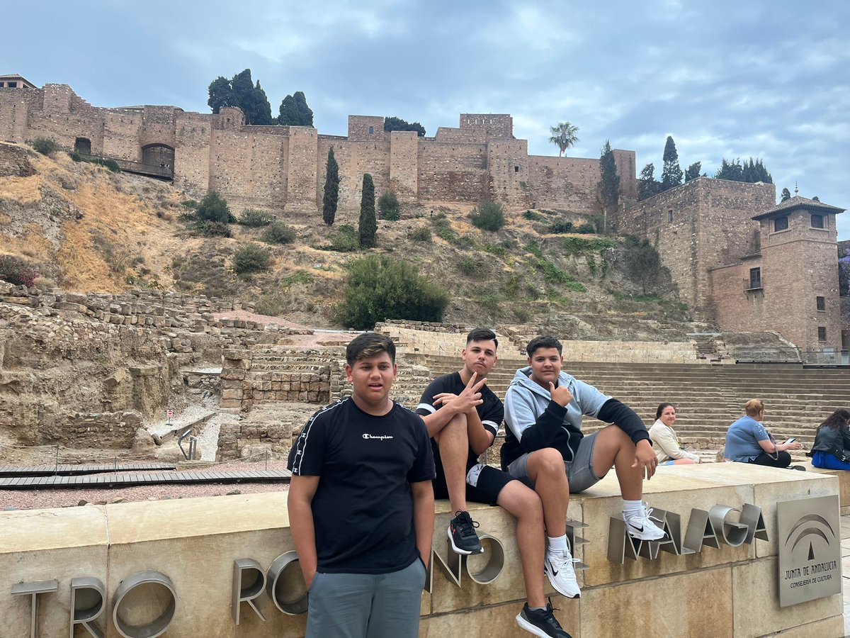redlacorta's tweet photo. Los niños y niñas #CaixaProinfancia #Málaga #MiesRedPuertodelaTorreAsperones dan las gracias a @FundlaCaixa por poder disfrutar de una estupenda tarde de cine en el Albéniz #CPIpuertodelatorre @MiesJuvenil @INCIDEong @amappace https://t.co/ye4i1vWzCQ