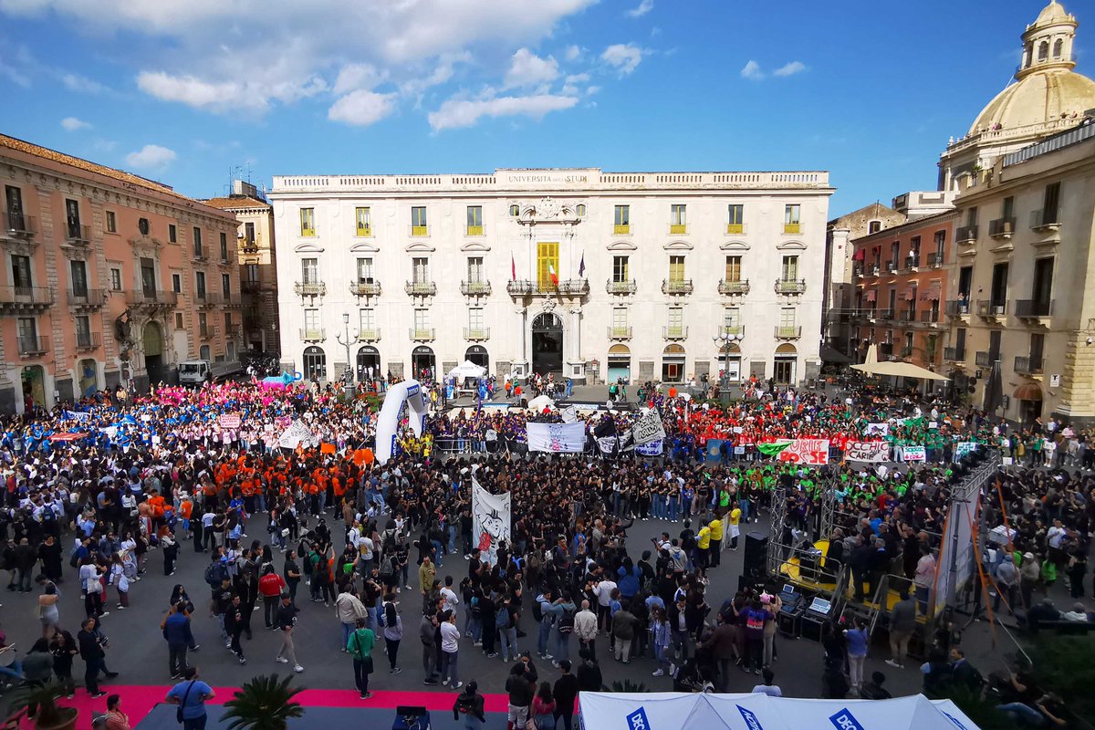 unict_it's tweet photo. Al via il #Palio d’Ateneo, una marea colorata di #studenti di @unict_it invade il cuore di #Catania
Tre giorni di gare e tanto divertimento...

Leggi su #UnictMagazine di #Unict
https://t.co/rn5gt8R24h https://t.co/xl2u4qJ7da