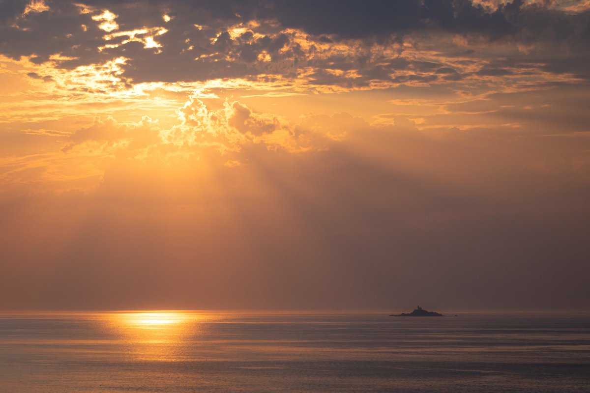🇫🇷 Lumière divine sur le phare de Tévennec

🇬🇧 Divine light on the Tévennec lighthouse