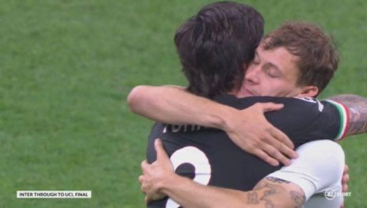 Abbraccio Tonali Barella , vero esempio in mondovisione per i bambini che ci osservano ogni giorno #InterMilan #Tonali #Barella #ChampionLeague
