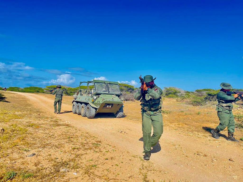 #AsíLoDijo || GJ <a href="/dhernandezlarez/">GJ. Domingo Hernández Lárez</a> #FANB en patrullajes sostenidos sobre la Península de La Guajira, garantizando la soberanía e integridad territorial. 
#IntegrarEsVencer