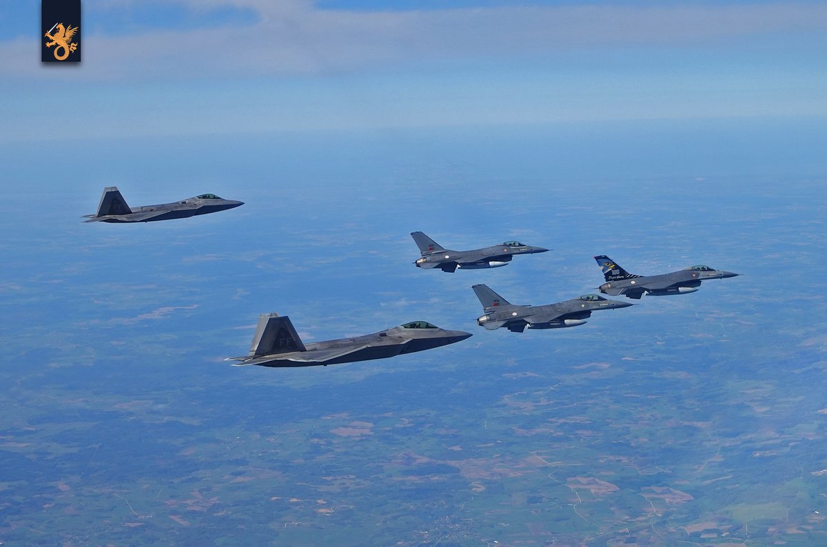Portuguese AF 🇵🇹 <a href="/LockheedMartin/">Lockheed Martin</a> #F16s in combined training with <a href="/usairforce/">U.S. Air Force</a> 🇺🇸 #F22s over the #Baltic countries 🇪🇪 🇱🇻🇱🇹
📷<a href="/emgfa_rp/">Forças Armadas Portuguesas</a> <a href="/fap_pt/">Força Aérea Portuguesa</a>