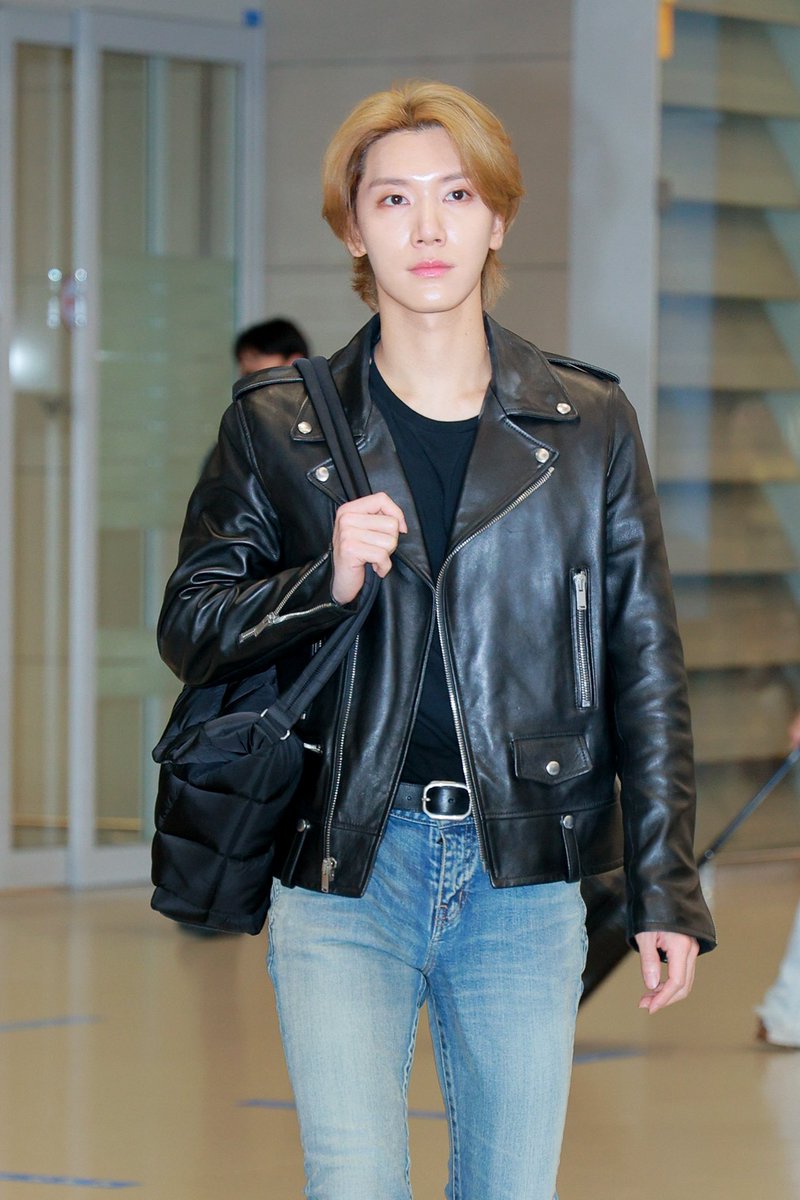 mintmag_th's tweet photo. ถึงเกาหลีแล้ว! วันนี้ #TENLEE ได้เดินทางถึงเกาหลีเรียบร้อย หลังจากที่บินมาประเทศไทยเพื่อร่วมงานเปิดป๊อบอัพสโตร์ #SaintLaurent ที่พารากอน โดยลุคสนามบินมาในโททัลลุคสตรีทสไตล์จาก Saint Laurent และกระเป๋าคู่ใจผ้าไนลอนรุ่น puffer ใบเดียวกันกับที่บินมาไทย💚

#SaintLaurentxTEN
#MintNews https://t.co/muE8cqLjHl