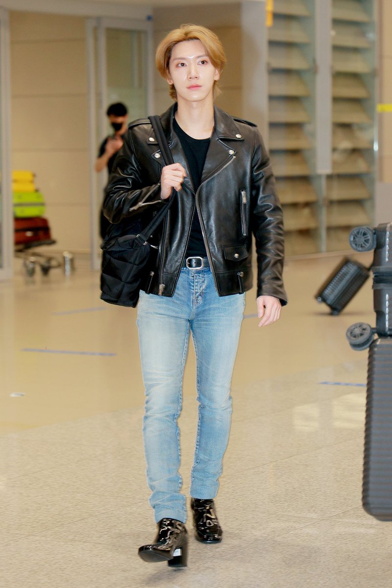 mintmag_th's tweet photo. ถึงเกาหลีแล้ว! วันนี้ #TENLEE ได้เดินทางถึงเกาหลีเรียบร้อย หลังจากที่บินมาประเทศไทยเพื่อร่วมงานเปิดป๊อบอัพสโตร์ #SaintLaurent ที่พารากอน โดยลุคสนามบินมาในโททัลลุคสตรีทสไตล์จาก Saint Laurent และกระเป๋าคู่ใจผ้าไนลอนรุ่น puffer ใบเดียวกันกับที่บินมาไทย💚

#SaintLaurentxTEN
#MintNews https://t.co/muE8cqLjHl