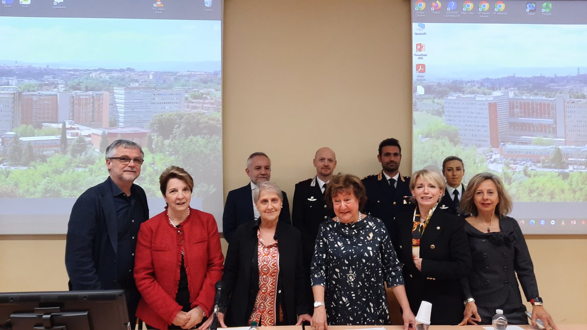 unisiena's tweet photo. 18/5. Al Centro didattico del policlinico Le Scotte di Siena presentata presentata la quinta edizione del master “Il #CodiceRosa”, istituito in convenzione tra #Università di #Siena, #AOUSenese e Azienda Usl Toscana sudest.
https://t.co/nyWoNnTop3 https://t.co/Fdtc4bouTG