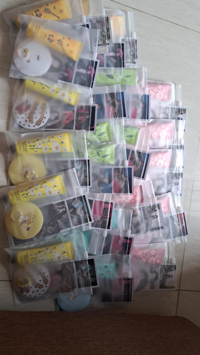 Selesai~~ yg difoto cuma sebagian aja wkwk sisanya udah masuk totebag.. Sampaii ketemu di venue Luviesdeul~~