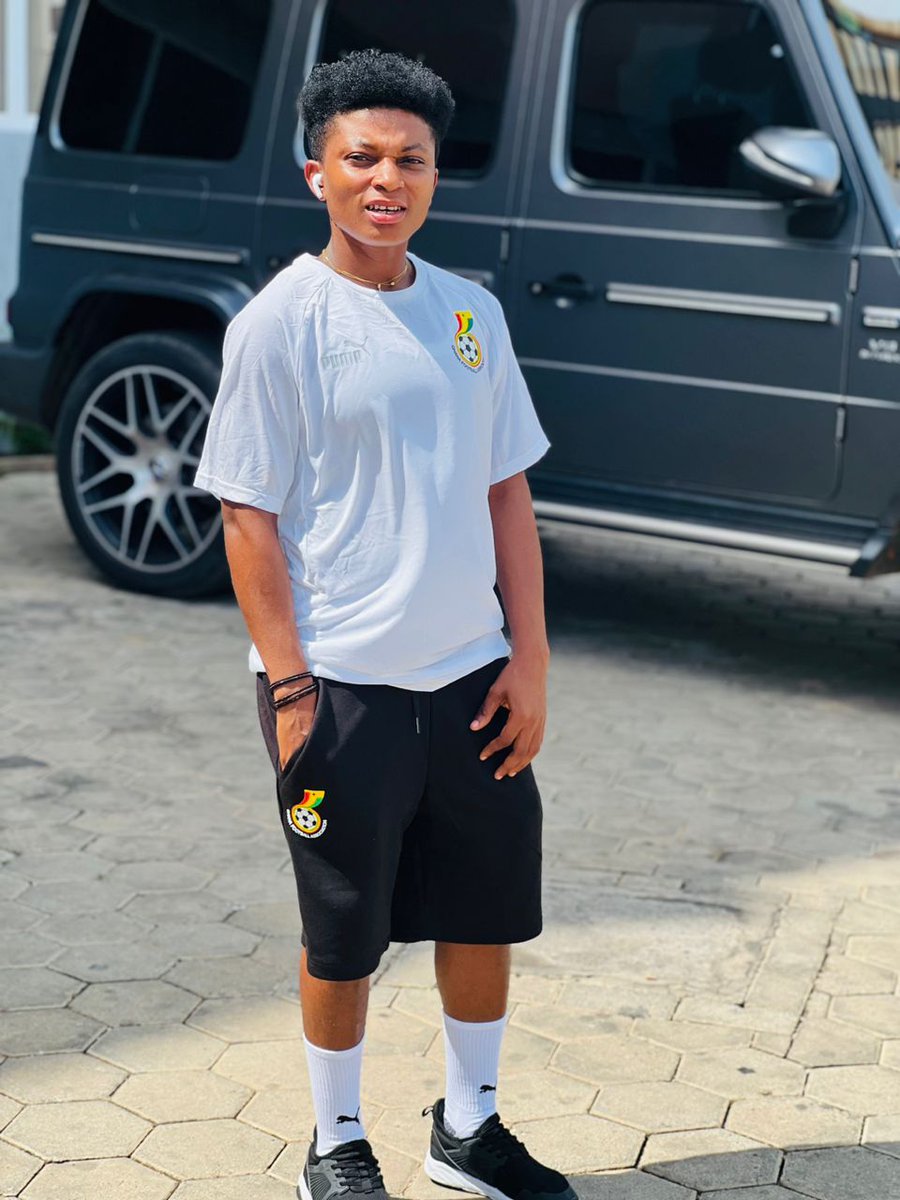 I'm incredibly grateful to still be here, to be happy and well,and to have life itself as a gift. I'm glad to be here today. May I always be pleasing to God.Happy Birthday to myself.