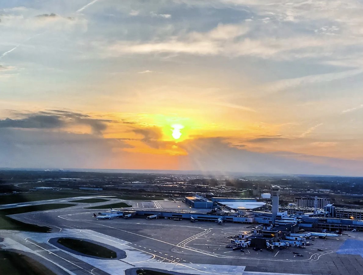 Good morning Cleveland! 🌅 Where are you off to today? Let us know! 

#GoingPlacesCLE 📸 IG: @captbliss

#CLEAirport #ClevelandAirport #ClevelandOhio #Aviation #AirportViews #AirportLife #ThisIsCLE #Cleveland #216