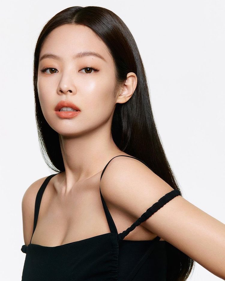 GirlgroupsBR's tweet photo. 🚨 Após suposto vídeo da Jennie (Blackpink) e V (BTS) estarem juntos em Paris, a HYBE e YG comentaram o caso.

O noticiário Sports Seoul diz que as empresas apenas declaram ser "difícil de checar a veracidade do caso".

"Não sabemos pois é a vida pessoal dos nossos artistas", afirma as empresas.