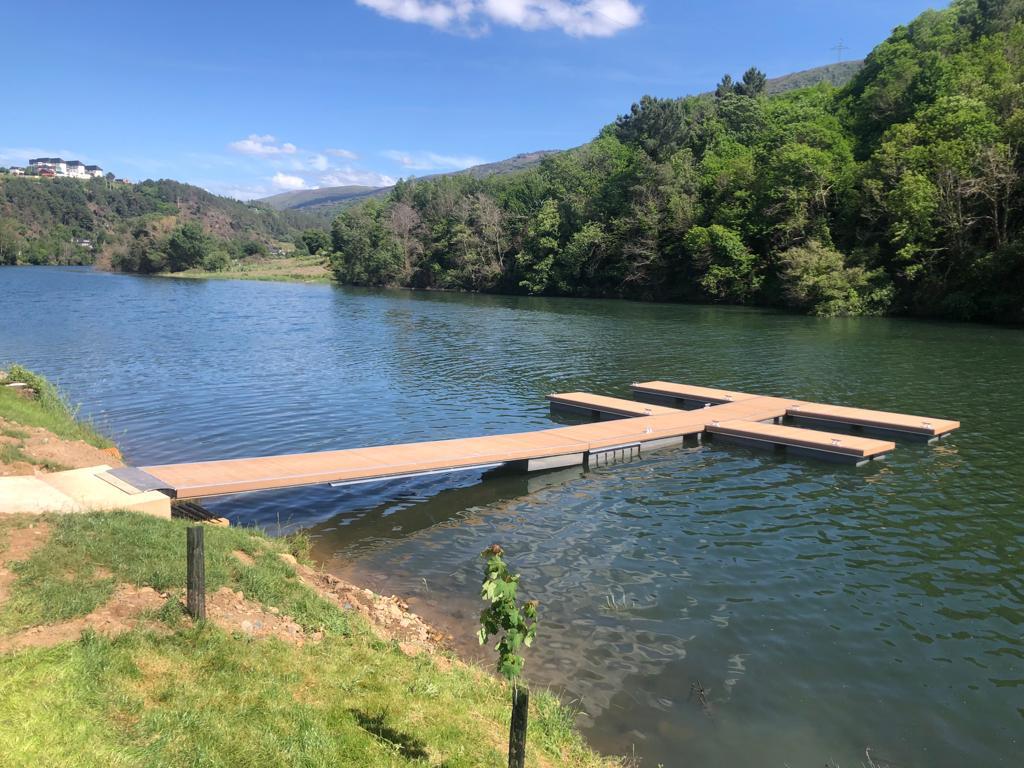 This summer ☀️ adds unforgettable memories in 📌 Villamartín de Valdeorras with this new Municipal Facility for Vias y Construcciones del Norte S.L. 
Lightweight #pontoons from the SR2 range and special polyethylene #flotation 🔝
Explore the recreational swimming area 🏊