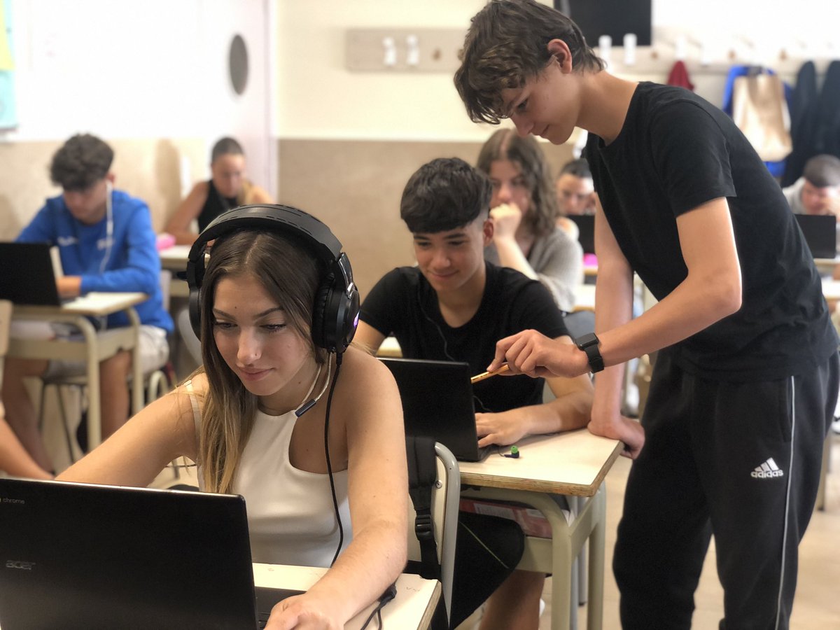 escolamdcprat's tweet photo. 3r d’ESO creant la seva música! #escolamdc #mdcteam #Escolamdc #escolamdcprat #mdcprat https://t.co/sdZnUHAPhx