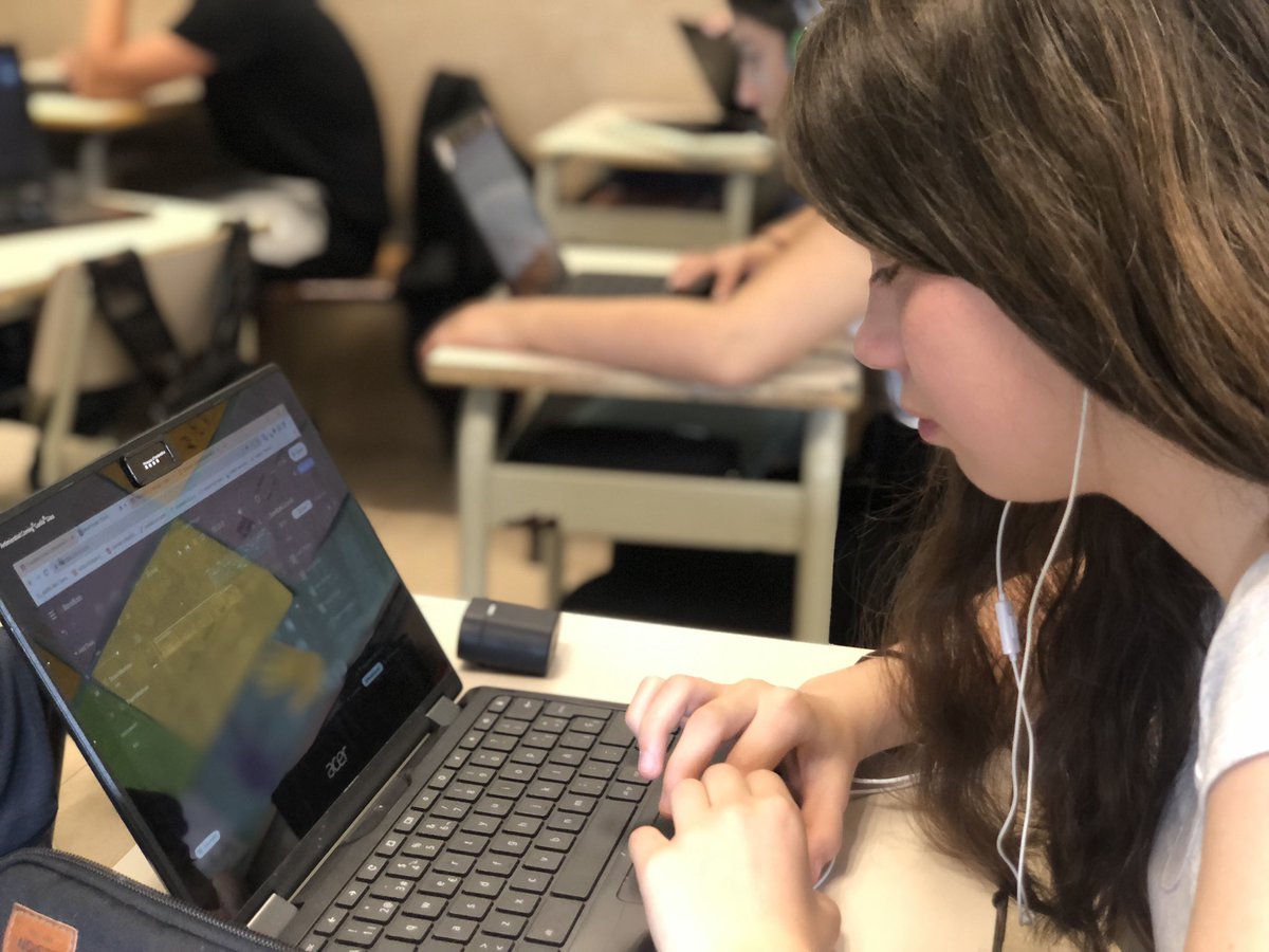 escolamdcprat's tweet photo. 3r d’ESO creant la seva música! #escolamdc #mdcteam #Escolamdc #escolamdcprat #mdcprat https://t.co/sdZnUHAPhx