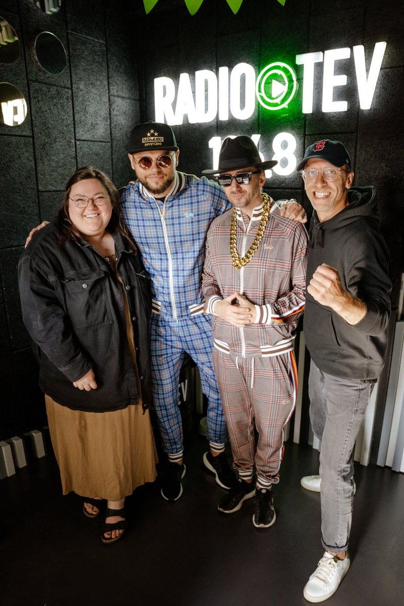 radiotev's tweet photo. Vasara ir 100% klāt, jo @Bermudu2stuuris ir iznākusi jauna ballīšu dziesma! 🔥🥳
Klausies jau tagad: https://t.co/6i2nq53rCu
#radiotev #bermududivstūris #dziesma #vasara https://t.co/VRaV3DdLM1