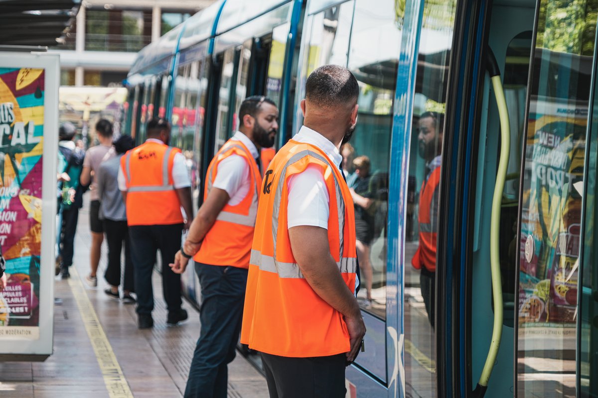 PMMontpellier's tweet image. 🚋 Les agents @TaMVoyages collaborent avec @PMMontpellier pour sécuriser les transports au périmètre du #FISE2023

🛂 3 équipes de 12 agents de contrôle et prévention sont déployées matin/midi/soir

Leur participation au PC Interservices permet une communication fluide
#Transport