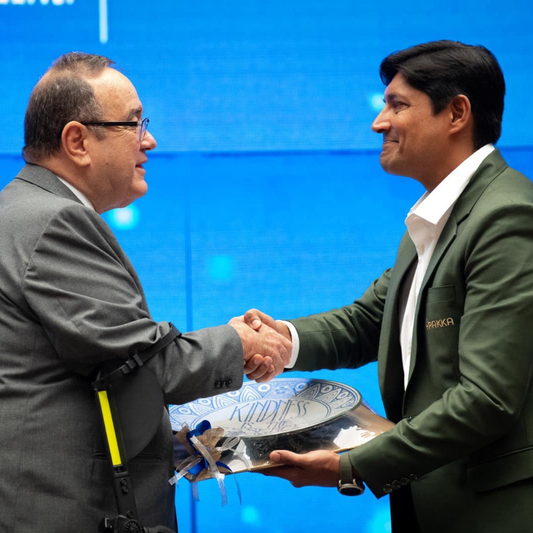 MinSaludGuate's tweet photo. El presidente @DrGiammattei participó en la presentación del Proyecto #PakkaInc en #Guatemala que invertirá alrededor de $250 millones y generará más de 1 mil empleos. 🇬🇹🇮🇳

#AccionesQueTransforman🇬🇹 https://t.co/5FhOLGXWaN