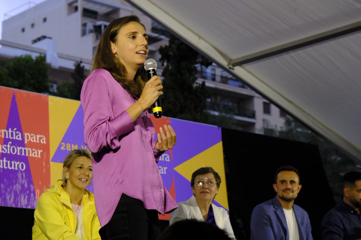 Podem_Palma's tweet photo. ✊Hoy con @Yolanda_Diaz_ hemos pedido que este 28M vaya todo el mundo a votar con valentía, porque lo que hay enfrente es la barbarie.

💜Queremos unas Islas progresistad y una #Palma de y para su gente. La gente de los barrios, la gente trabajadora. 

#ValentiaParaTransformar https://t.co/0tEAnRoPb3
