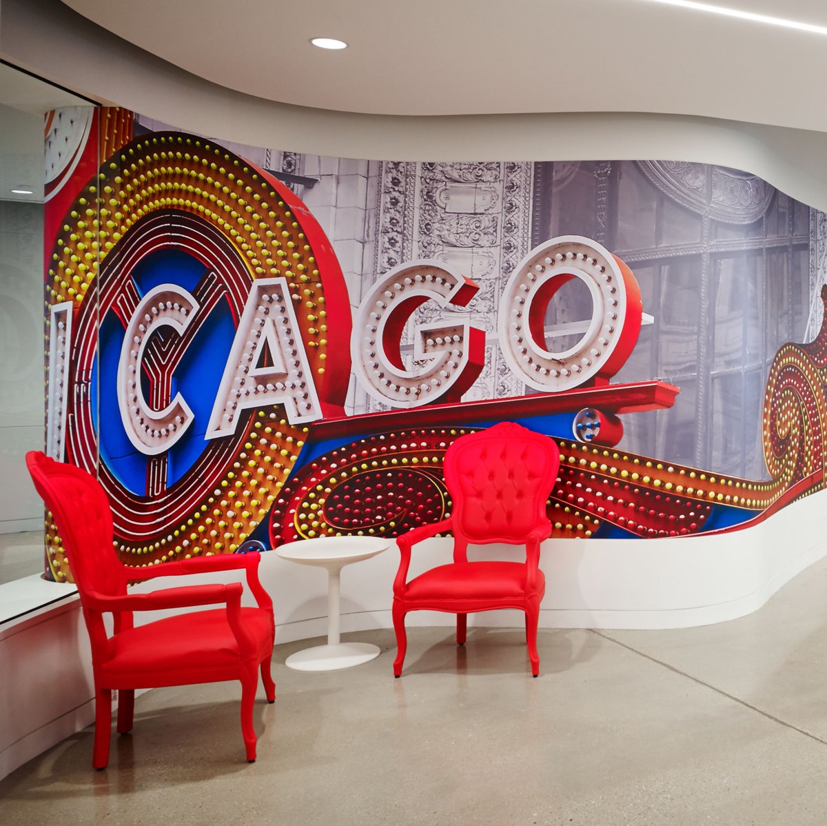 Who needs a trip to the city when you can bring the city to your office? We love using graphics to create landmarks that are easy to find - and add a little bit of Chicago flair to any space.⁠
⁠
⁠
⁠
⁠
#wayfinding #signage #environmentalgraphics