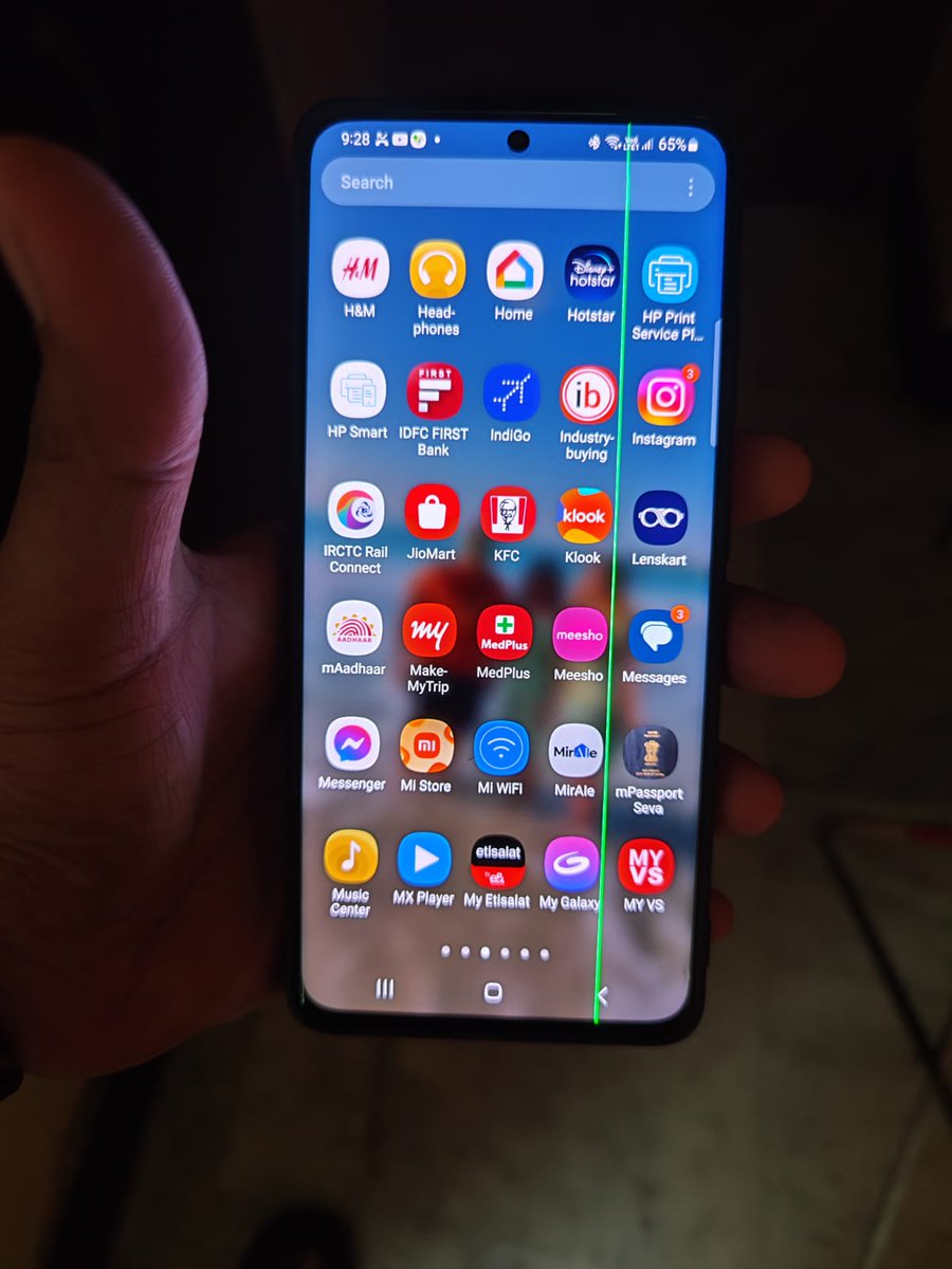 arindamdey_'s tweet image. #Samsung #SamsungGalaxyS21Ultra #Displaygreenline
Samsung Service centre asked to pay Rs.31000 for replacing the display. But why should I pay I don't have any fault dents scratch in my phone. They should replace the screen free of cost. Please see before the matter #SamsungIndia