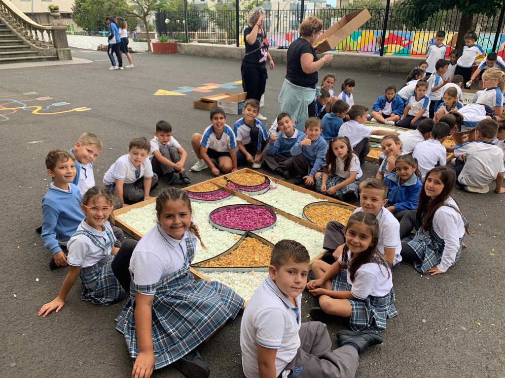 ColeMilagrosaOr's tweet photo. Gracias a la Asociación de Padres y Madres (A.M.P.A.) del colegio de la Milagrosa por realizar el taller de elaboración de alfombras para poder seguir trasmitiendo las tradiciones de generación en generación. #educacióninfantil y primer ciclo de #educacionprimaria #Mevisur https://t.co/pTilJwN70M