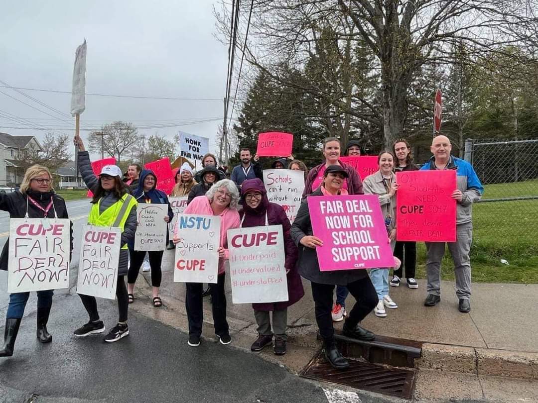 RLJH @NSTeachersUnion happily joined our @CUPE5047 colleagues on the picket line during our lunch.
Everyone deserves a living wage!!!! 
Houston we have a problem!!! 
Get back to the table and work on a deal. 
Our students need their support workers back!!!
#EducationMatters