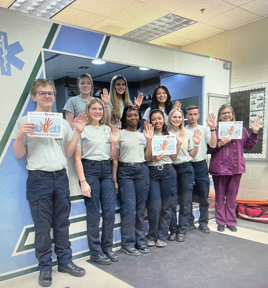 HCPSSpecCenter's tweet image. #stopthebleed
 Hanover EMT students working to “Stop the Bleed” in class.