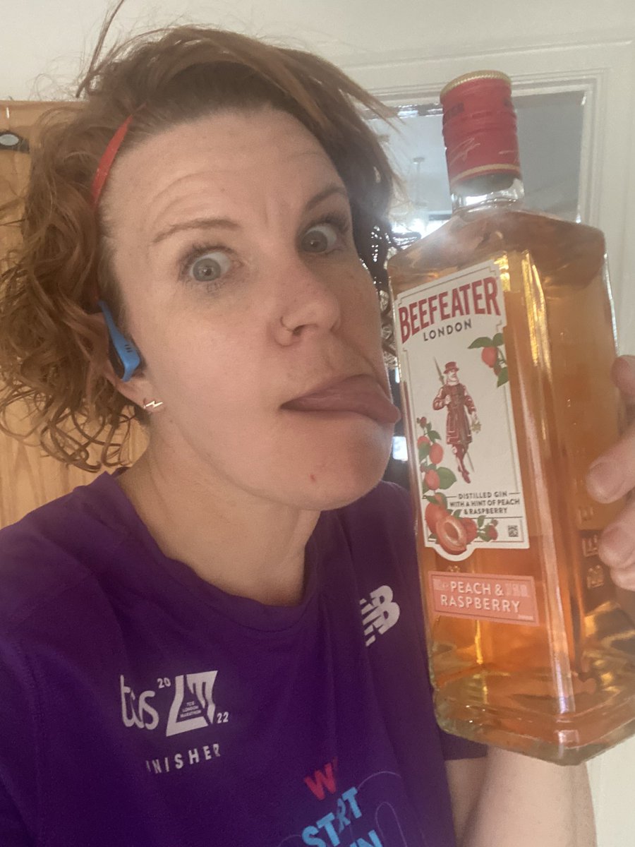 musingsofarunn1's tweet photo. Just a little bimble this evening, but I did get my reward for winning the school step challenge. Nothing pleases me more than being handed #gin at 8:15am #runforgin #nearlyhalfterm #gurn @UKRunChat @TeachersRunClub https://t.co/RIgsy0CeRp