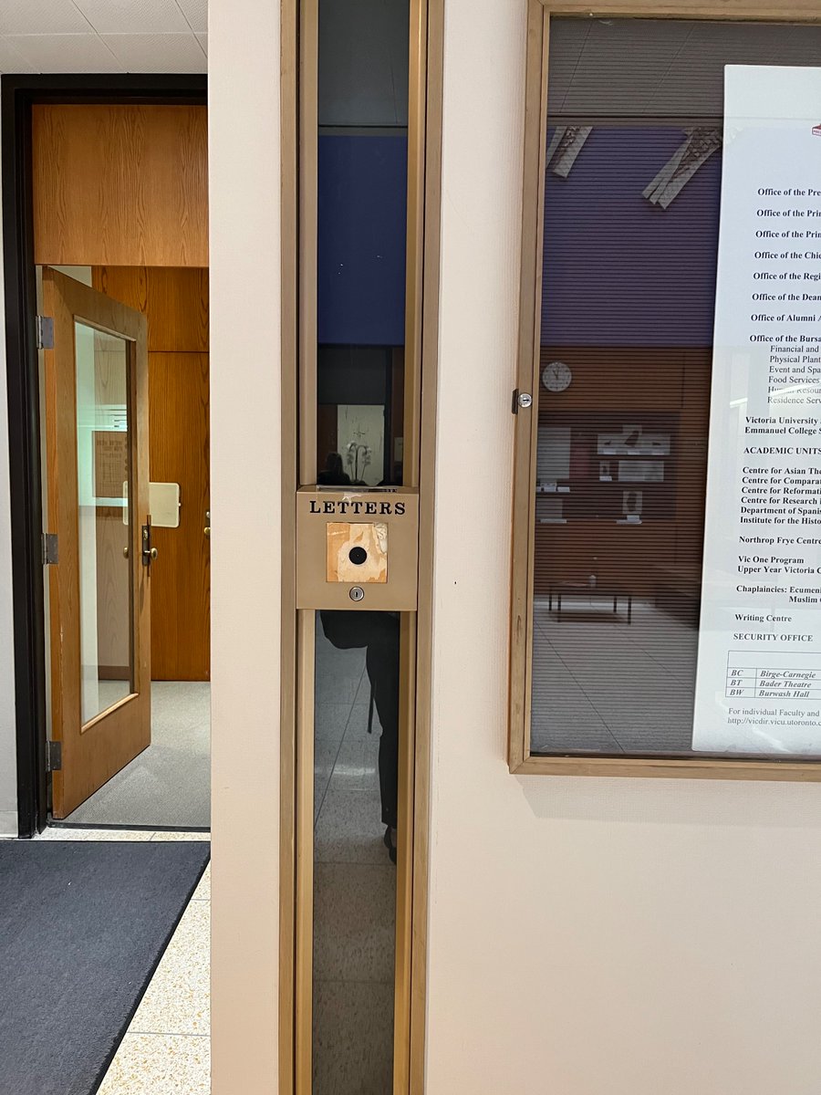 ktdayg's tweet photo. Fitting for the #digitaldisconnection #ica23 preconference, signs of “old” and non-digital ways of connecting are all around.
Thanks for organizing, @karppi @anajorge_ @trinesy @Vico_Andelsman, and colleagues! https://t.co/RDp9J8H0dW