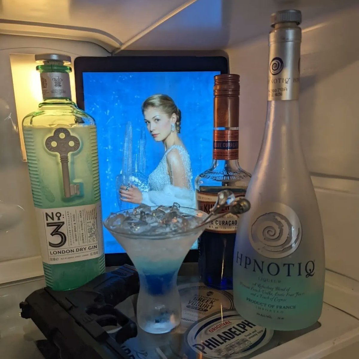 🥃 Donate Another Day drinks 🍸

This Sunday's watchalong Bond marathon in aid of UNICEF will be punctuated by us making 8 unique cocktails, 2 for each of Brosnan's films, live on Instagram.

Full ingredients list and recipes here: licencetoqueer.com/blog/donate-an…

#DonateAnotherDay