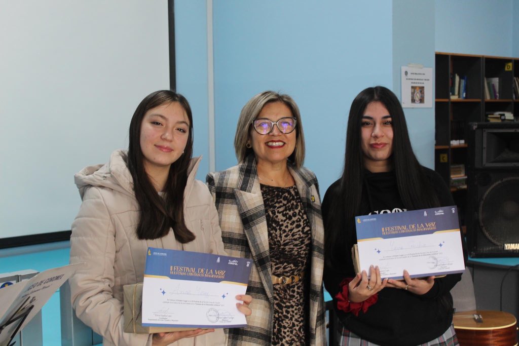LiceodeCoronel's tweet photo. Una ceremonia de premiación, se llevó a cabo en la biblioteca del Liceo de Coronel. El evento entregó el reconocimiento a estudiantes de diversos niveles, que participaron del II Festival de la voz y el III Concurso de Pintura, organizado por el dpto de Arte visuales y Musicales. https://t.co/oin03eN9MV