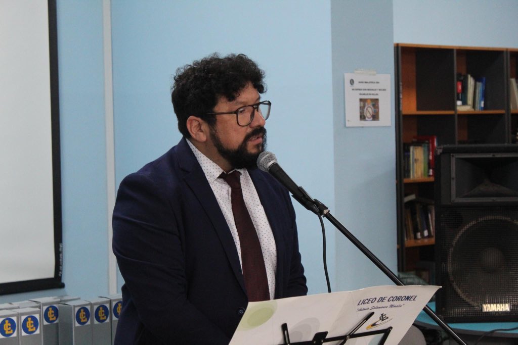 LiceodeCoronel's tweet photo. Una ceremonia de premiación, se llevó a cabo en la biblioteca del Liceo de Coronel. El evento entregó el reconocimiento a estudiantes de diversos niveles, que participaron del II Festival de la voz y el III Concurso de Pintura, organizado por el dpto de Arte visuales y Musicales. https://t.co/oin03eN9MV